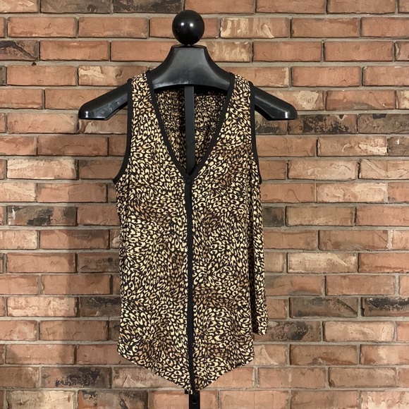 Sleeveless leopard print blouse with black trim size small - Picture 5 of 14